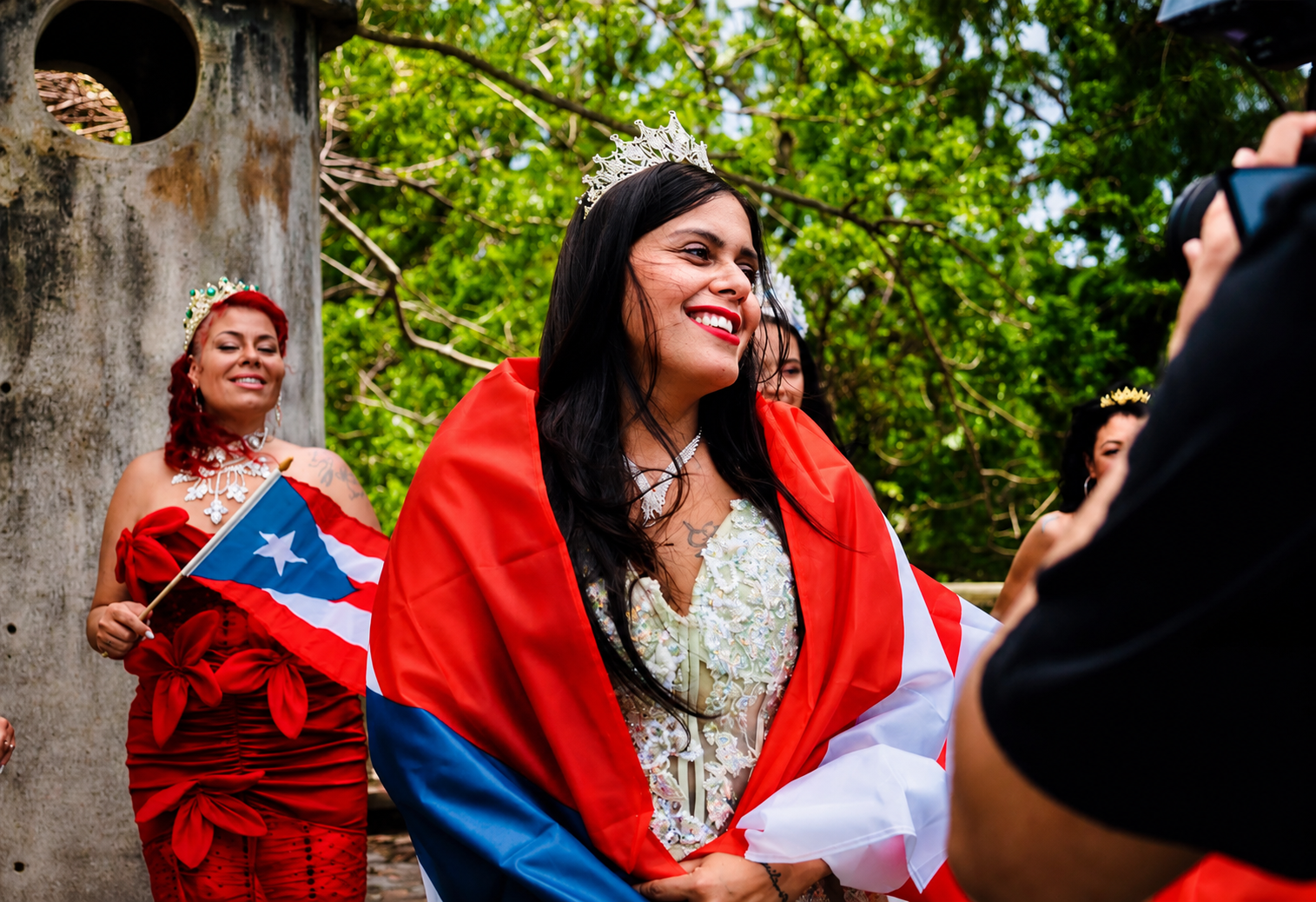 Maite Isabel con Bandera de Puerto Rico
